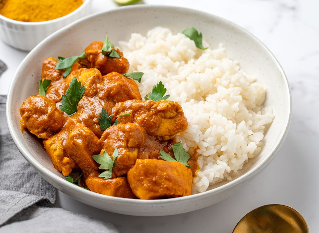 El arroz, un acompañamiento perfecto para el pollo al curry.