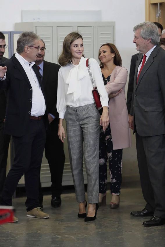La reina Letizia rescata la romántica blusa de lazo que se transforma con pantalón de traje o falda larga