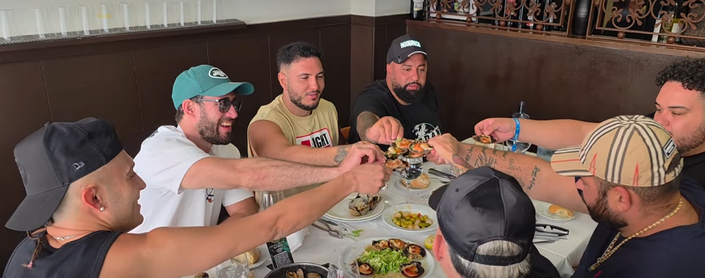 Omar Montes brindando con zamburiñas en un bar de Gijón