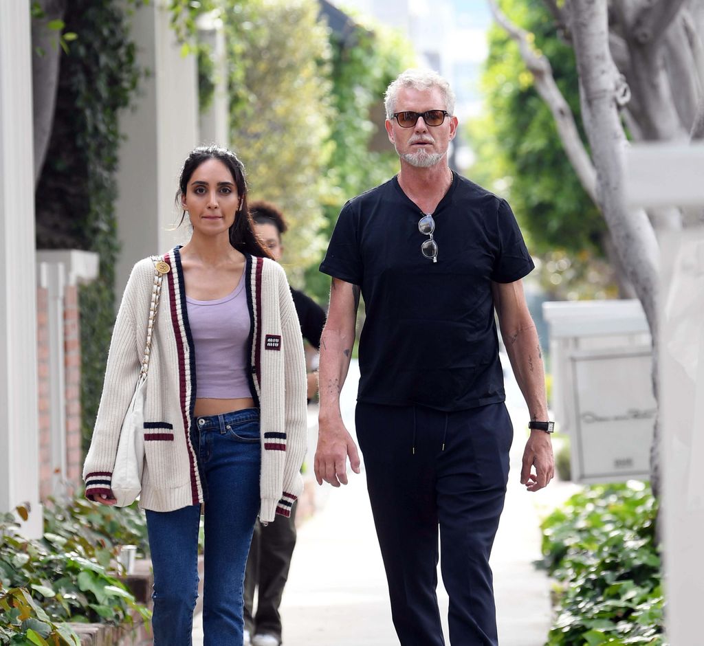 Eric Dane y Priya Jain paseando por Los Angeles en abril de 2025