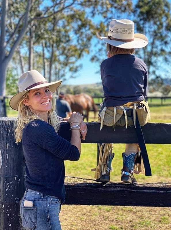 ¡Una familia de 'cowboys'! Elsa Pataky y sus hijos se divierten en una granja 