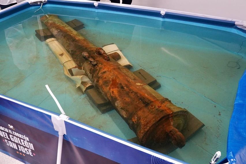 Las piezas recuperadas del galeón San José se conservan en condiciones controladas, algunas en agua de mar y a temperaturas bajas, para evitar su deterioro tras siglos bajo el océano