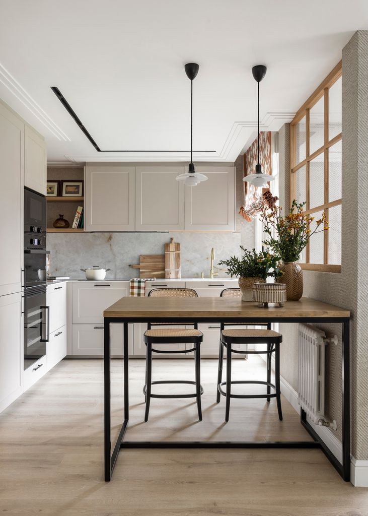 Cocina con tiradores en los muebles inferiores y sin en los superiores. 