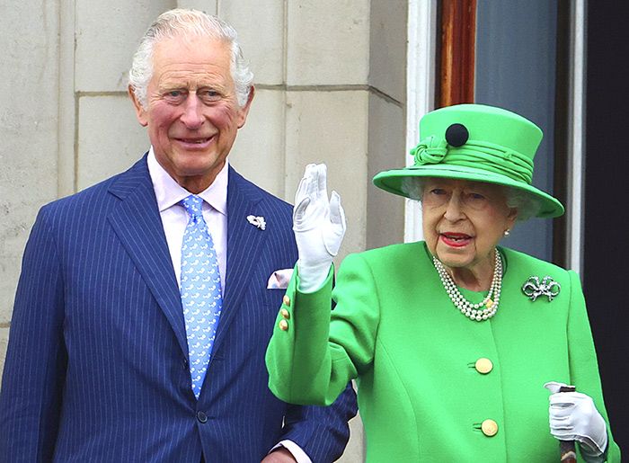 La reina Isabel y su hijo, el príncipe Carlos