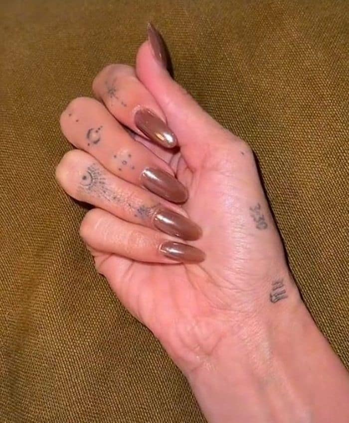hailey-bieber-manicura