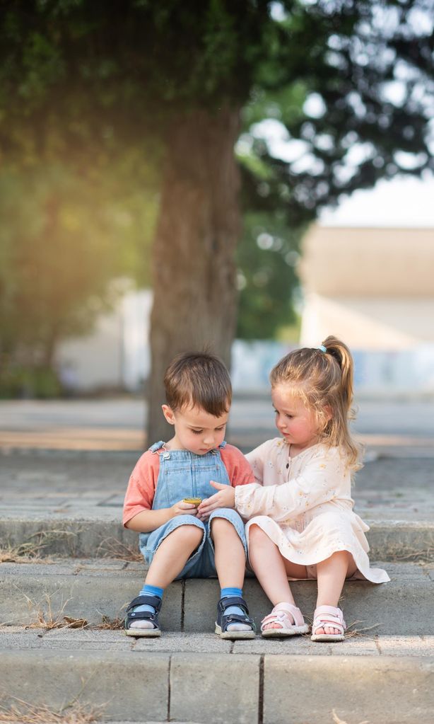 Niños en el parque jugando