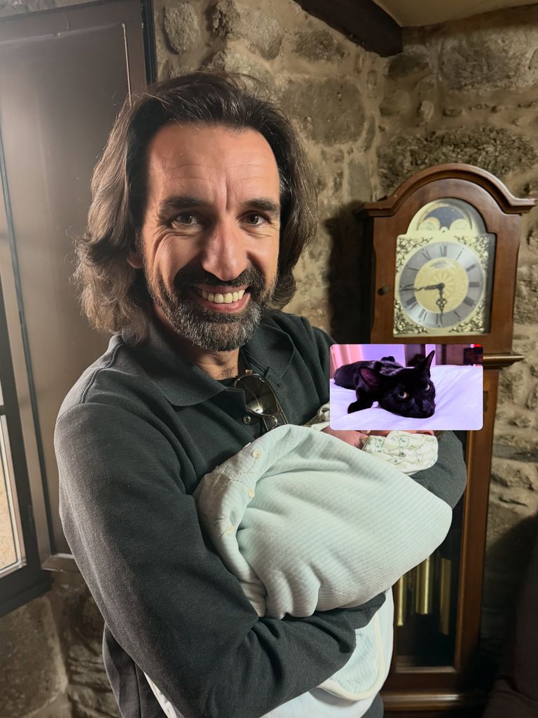Miguel Lago con su sobrina recién nacida