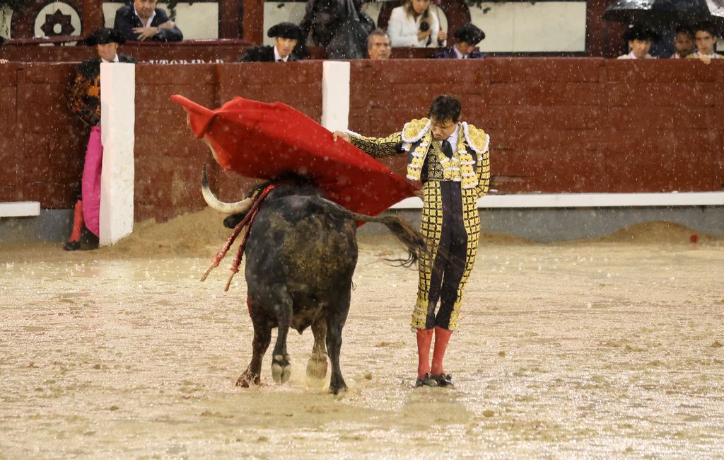 Andrés Roca Rey en la plaza de Las Ventas durante su faena en la tradicional corrida de la beneficencia que cierra la feria de San Isidro, a 14 de junio de 2026, en Madrid