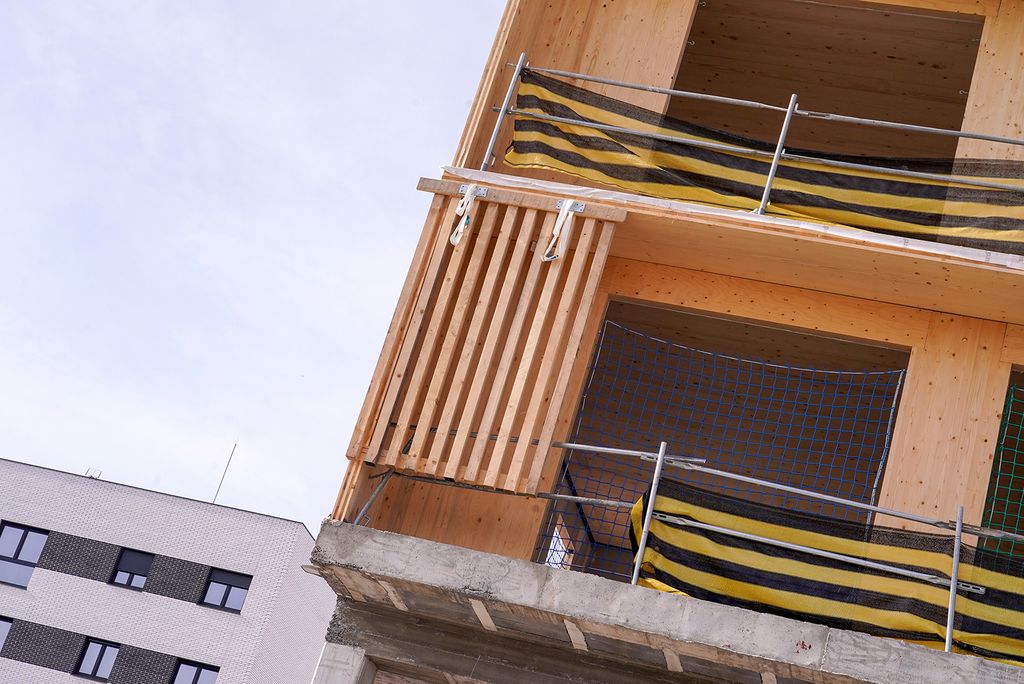 Cada módulo llega prácticamente terminado, con instalaciones y acabados integrados, lo que reduce meses de trabajo