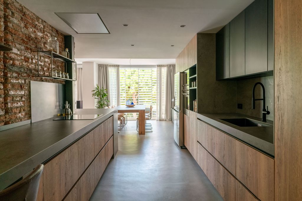 Cocina con muebles de madera en dos frentes
