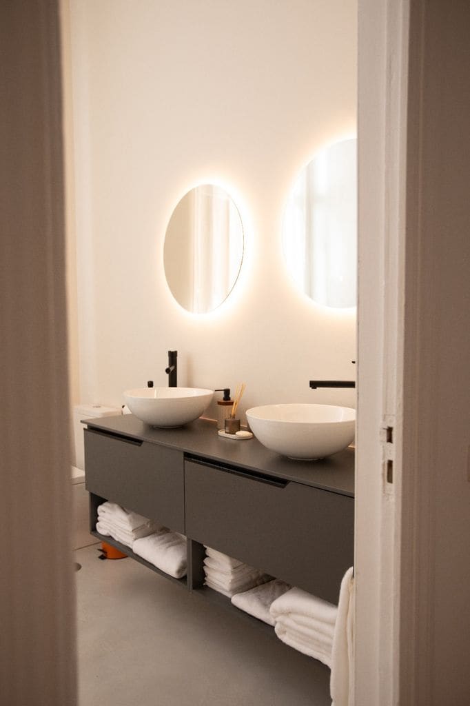 Cuarto de baño con mueble de lavabo negro