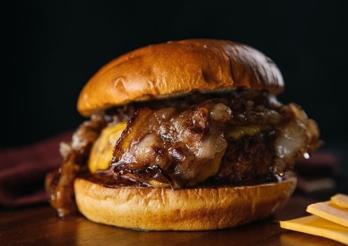 La 'Bacon Juancheeseburger' ostenta el título de Primera Mejor Hamburguesa de España. 