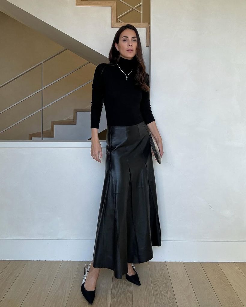 Sassa de Osma con total look oscuro y falda de cuero