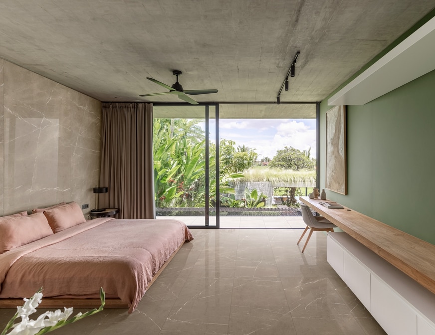 Dormitorio con suelo de mármol