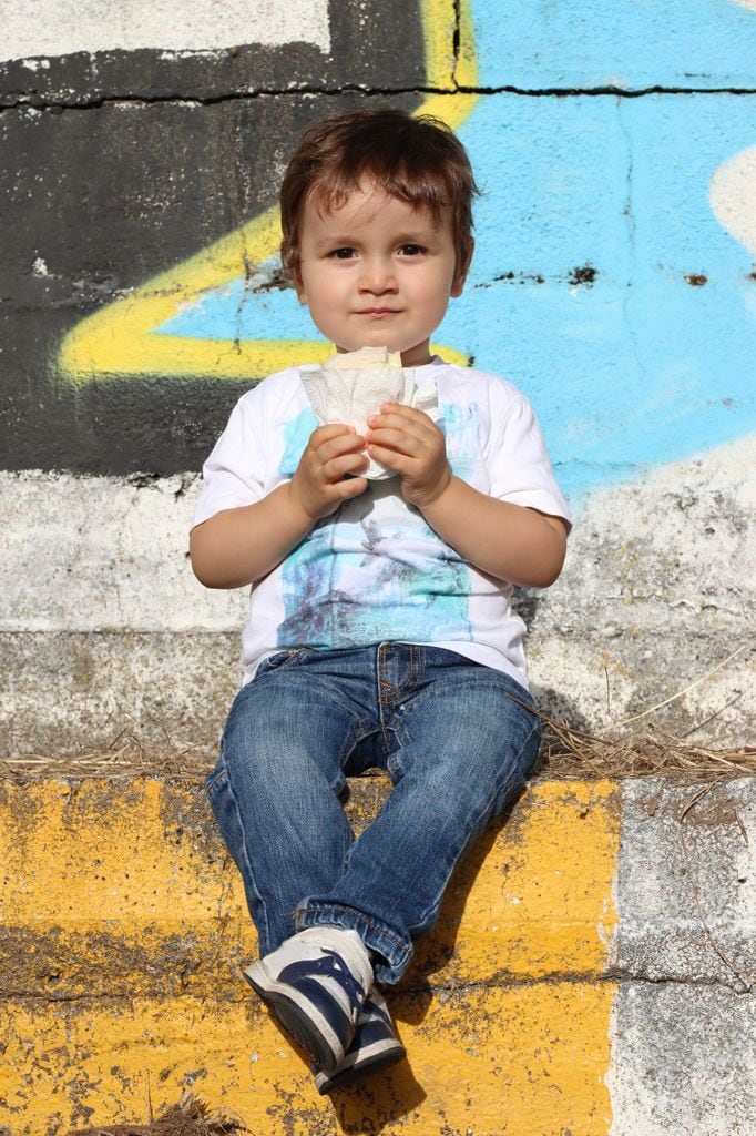 Niño tomando un bocadillo