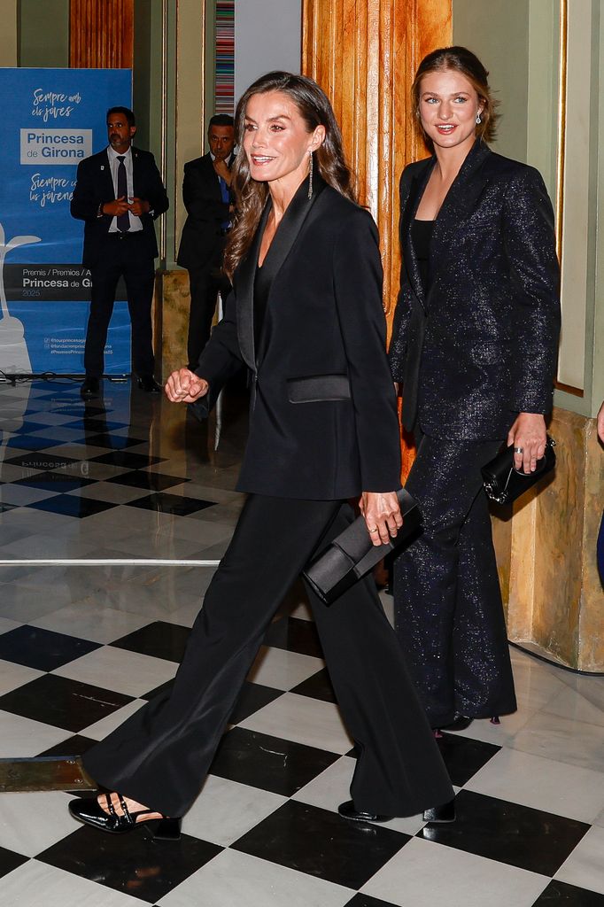 La reina Letizia y la princesa Leonor en los Premios Princesa de Girona (julio 2025) con traje