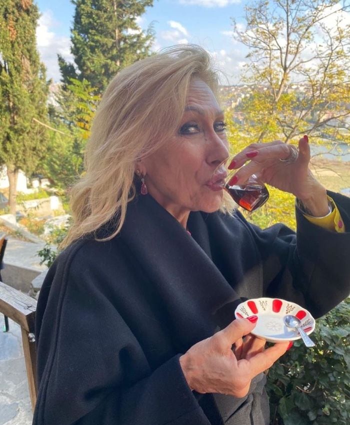 Rosa Benito disfrutando de la gastronomía de su viaje