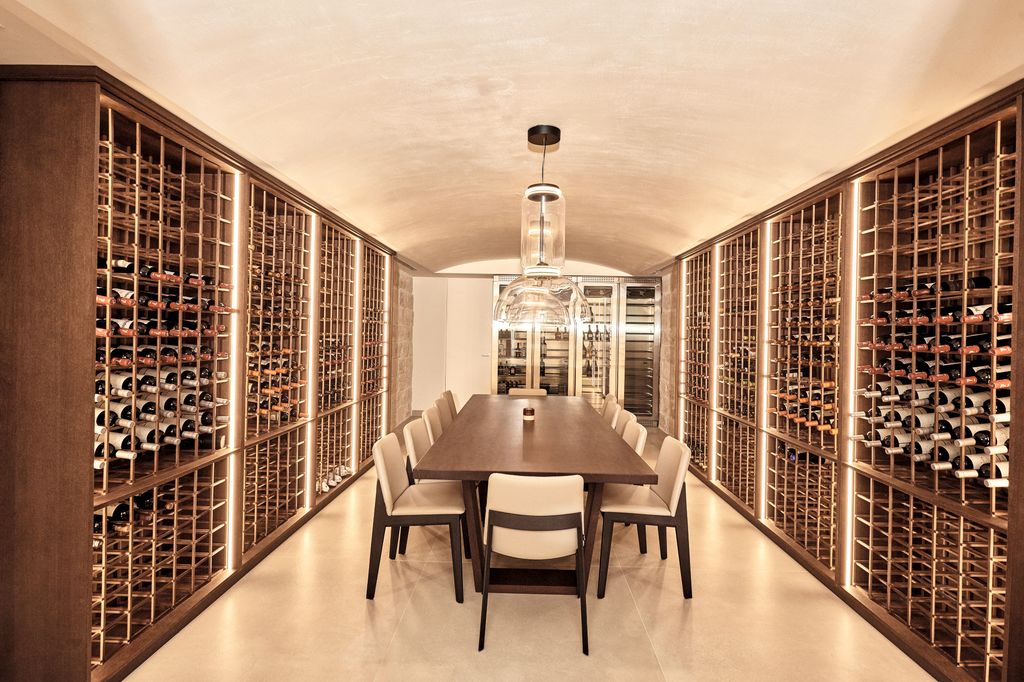 El impresionante comedor con bodeg de Alice Campello y Álvaro Morata en su casa de Madrid