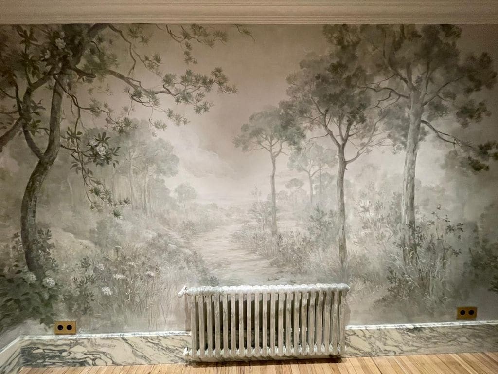Mural decorativo pintado por una artista