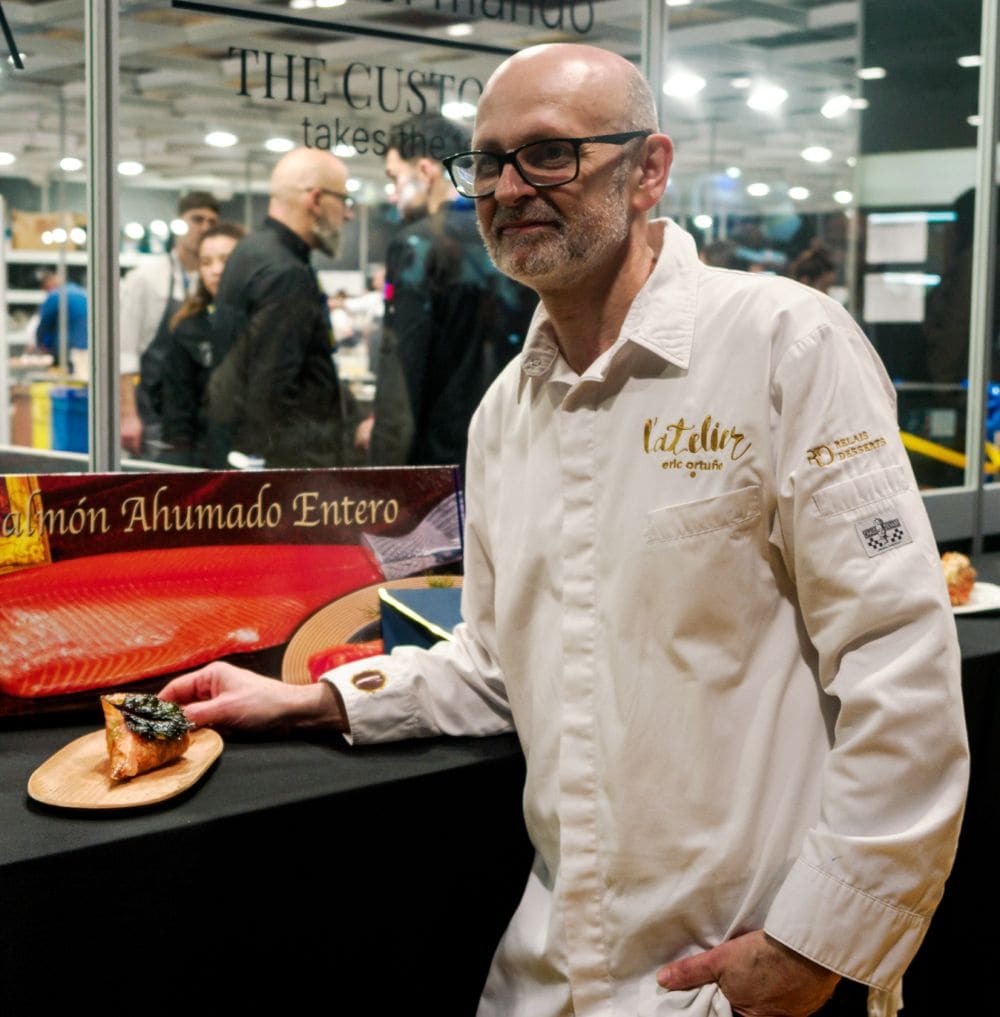 Eric Ortuño, con su croissant ganador, tras la celebración del concurso en Madrid Fusión.
