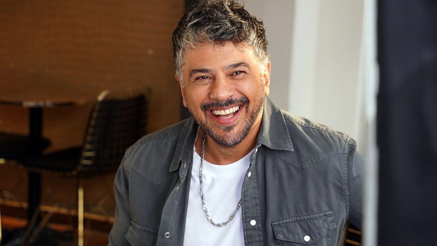 El actor es también cantante y actualmente se encuentra de gira