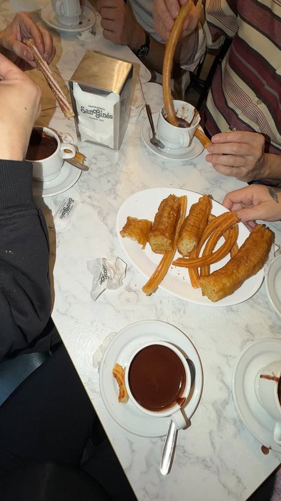 La actriz y su familia merendando chocolate con churros en la Chocolatería San Ginés