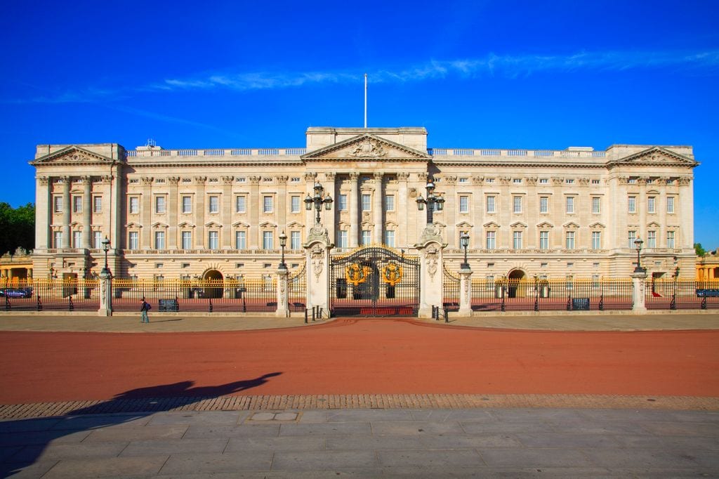 Una biógrafa experta en realeza ha revelado que William y Kate no residirán en el Palacio de Buckingham, como suelen hacer los monarcas del Reino Unido. 
