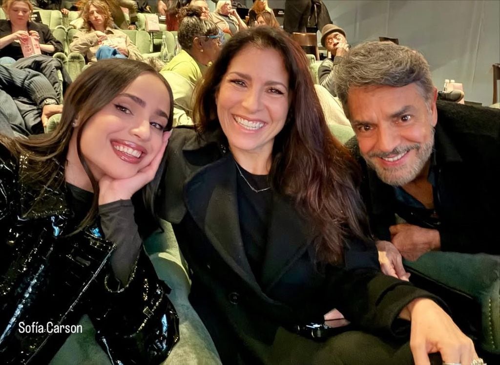 Alessandra Rosaldo y Eugenio Derbez con Sofia Carson.