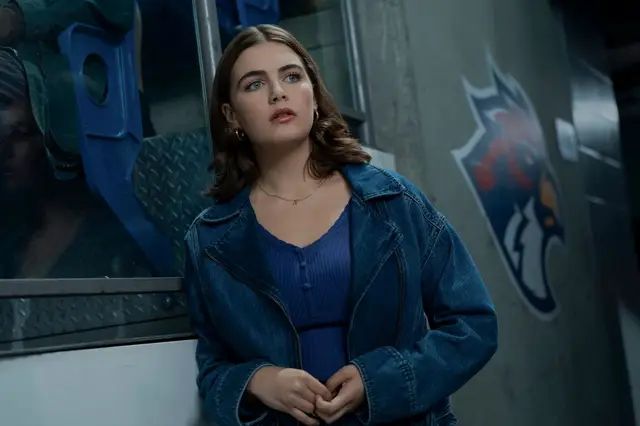¿Por qué está Hannah en le vestuario del quipo de hockey?