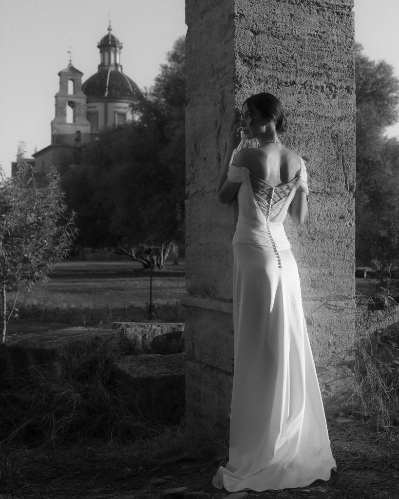 novia viral de alex vidal atelier con espalda joya alta costura