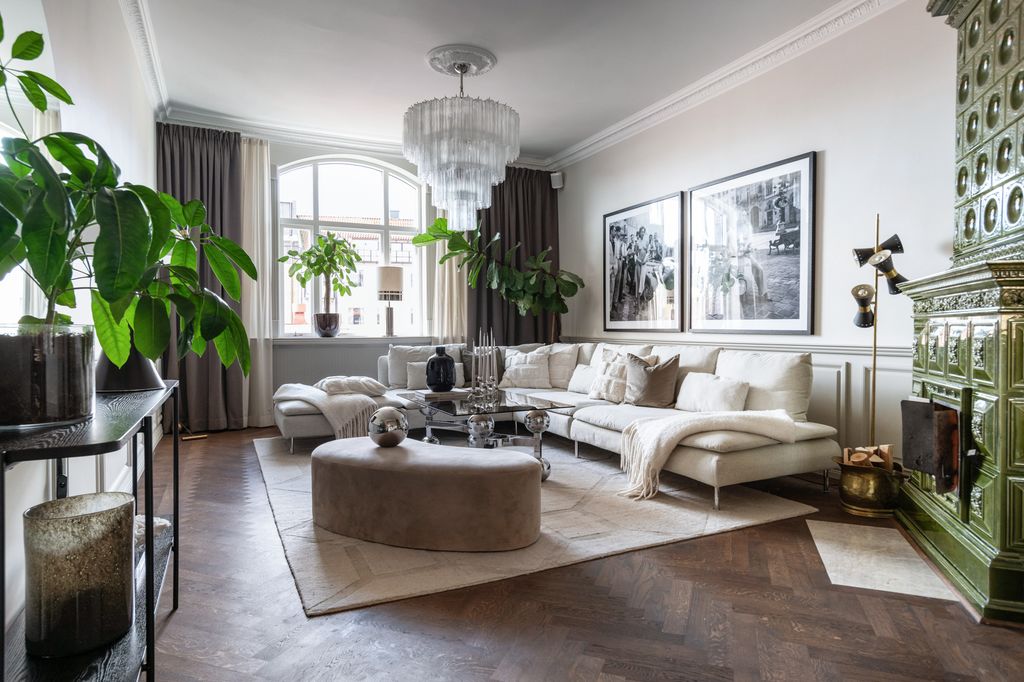 Salón con el sofá apoyado en la pared, como recomienda el ‘feng shui’