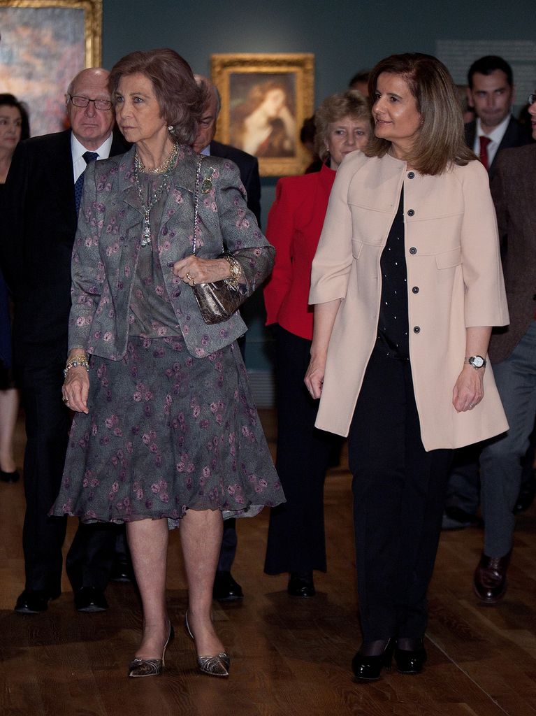 La reina Sofía y la ministra, Fátima Báñez García, asisten a la exposición "El Joven Van Dyck" en el Museo del Prado el 19 de noviembre de 2012 en Madrid, España
