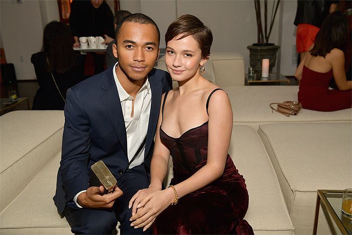 Raymond Cham Jr. y Cailee Spaeny