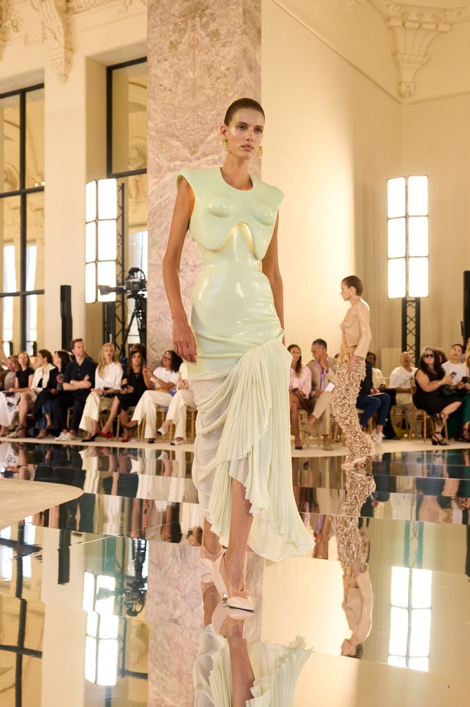 Tras reconciliarse con Taylor Swift para su boda, Karlie Kloss aterriza en París para Schiaparelli una colección inspirada en Gaudí