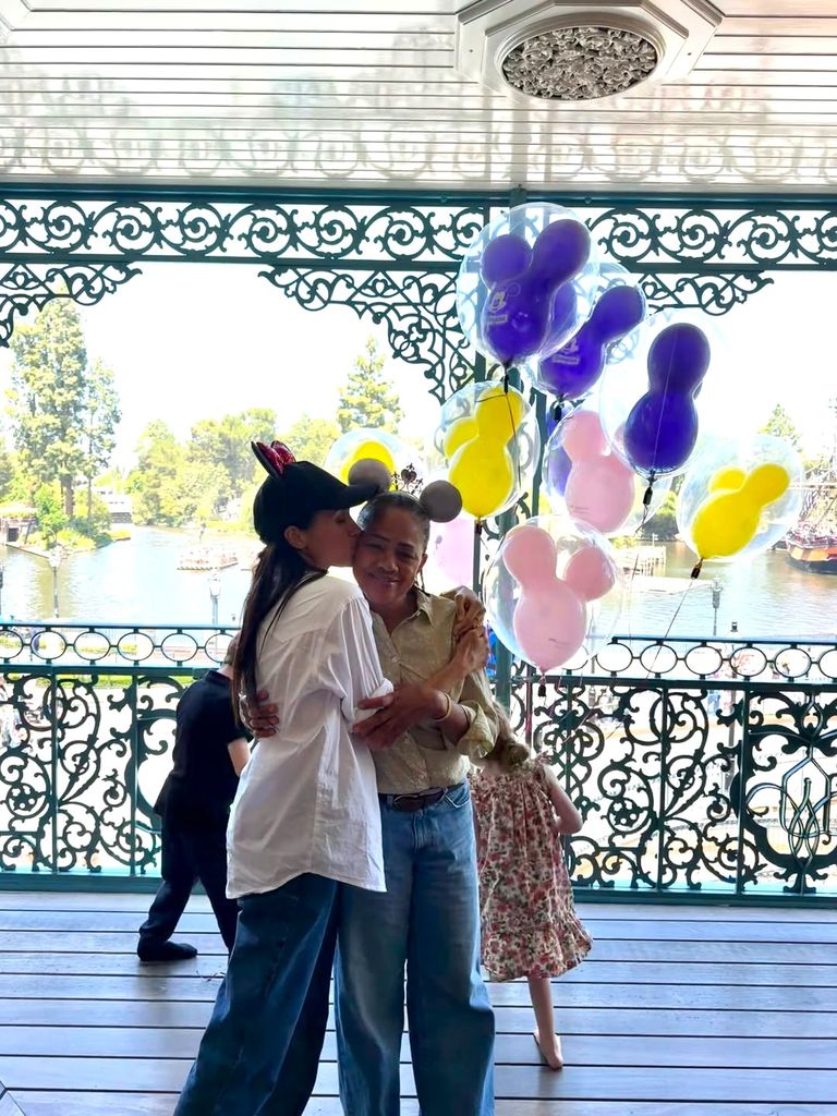 Meghan Markle con sus hijos y su madre, Doria Ragland, en Disneyland