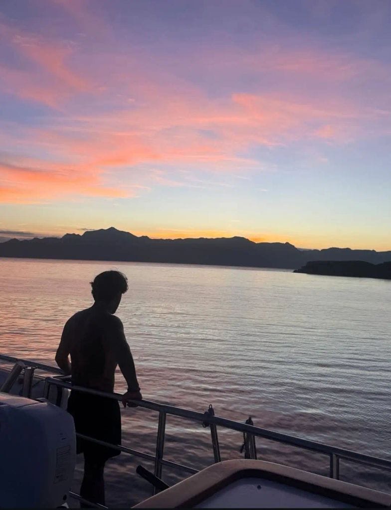 Ángela Aguilar publicó una foto de Nodal viendo al horizonte
