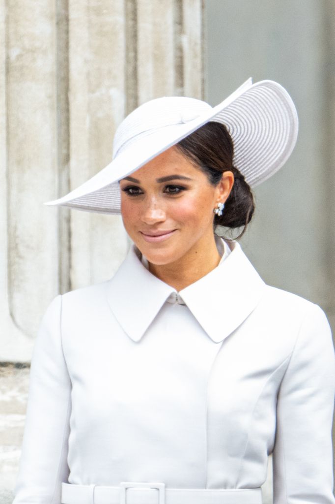 Meghan Markle, de blanco y con pamela, en el servicio religioso de Acción de Gracias por el Jubileo de la reina Isabel II, 2022.