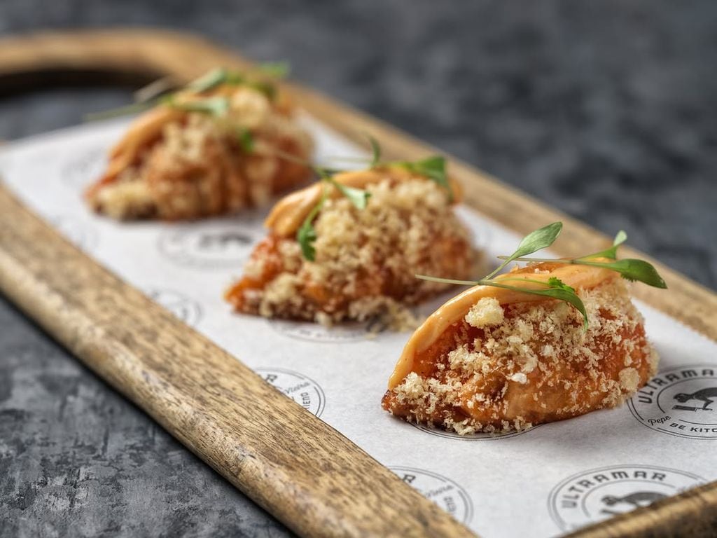 Gyozas de cerdo fritas, lacadas con barbacoa china