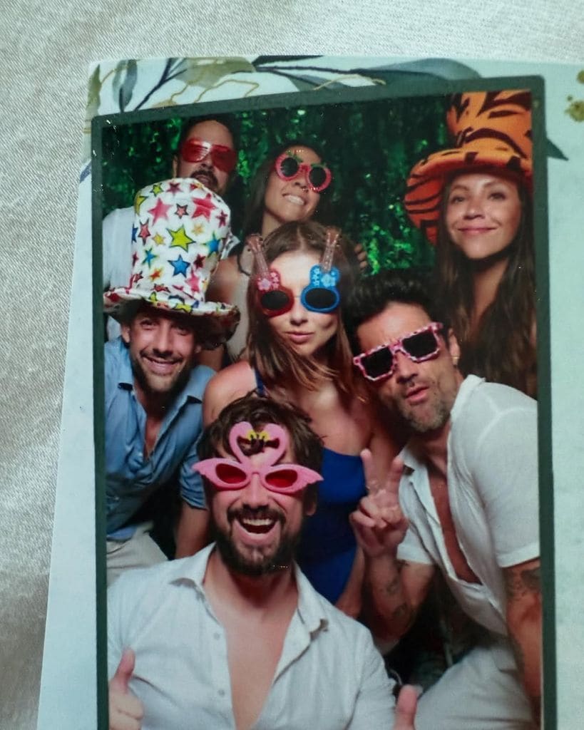 La pareja se divirtió a lo grande en una boda junto a familiares y amigos