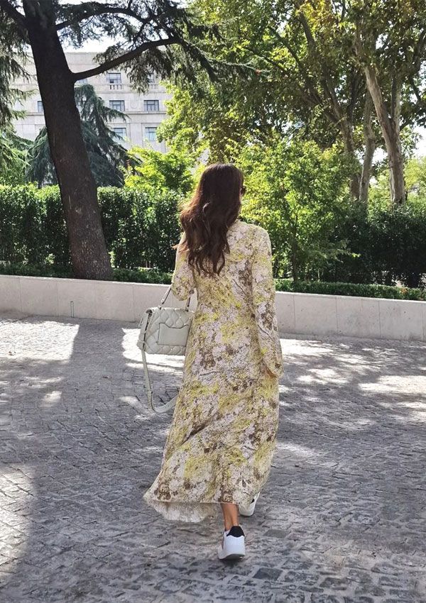 Paula Echevarría nos enseña a combinar el vestido de flores en otoño