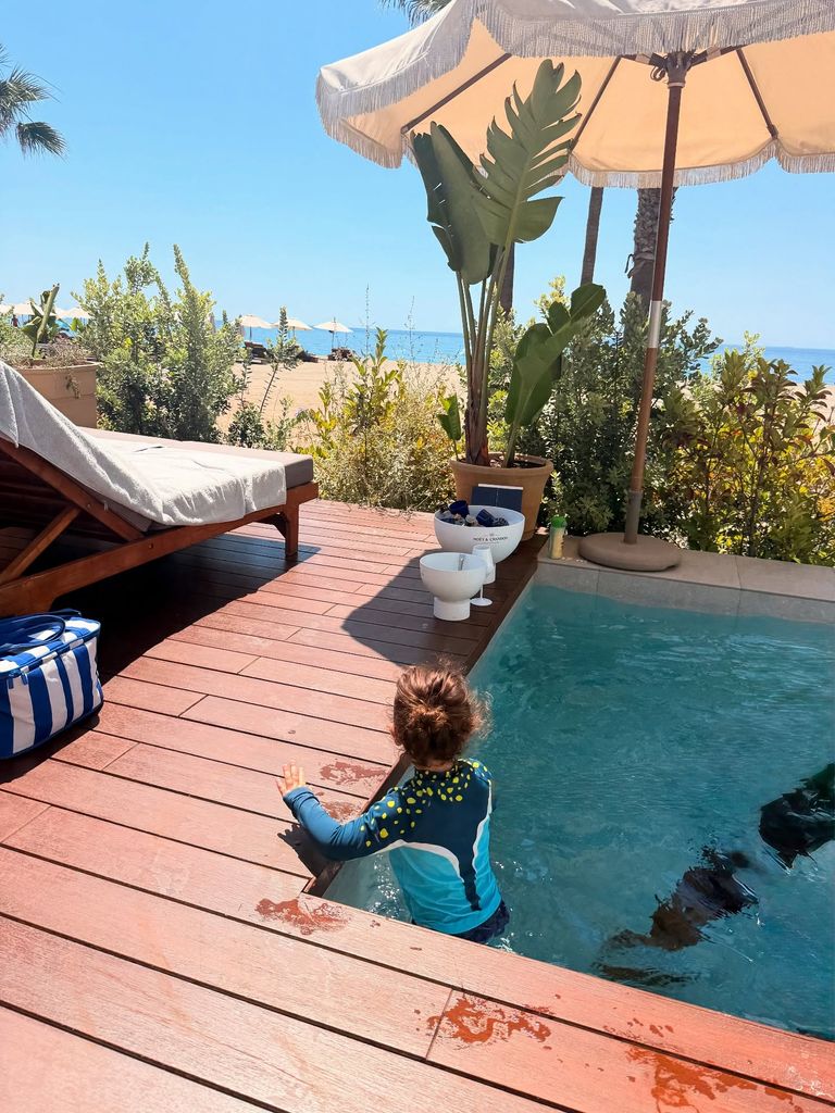 Marquitos disfrutó el cálido clima en España con un chapuzón en la piscina. 