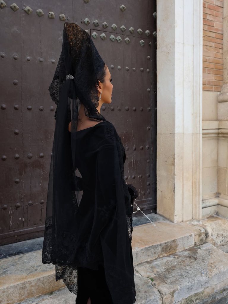 La influencer Rocío Osorno, con mantilla, en la Semana Santa de Sevilla.