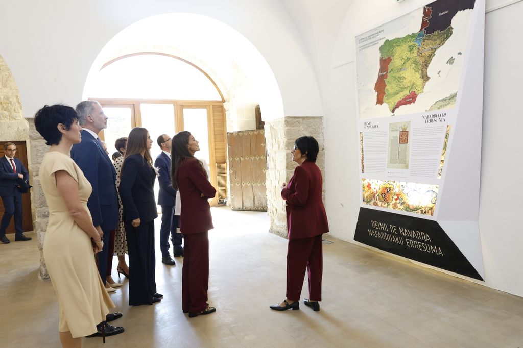 Los Reyes y Leonor en la exposición con motivo del 6º centenario del Título de Viana 