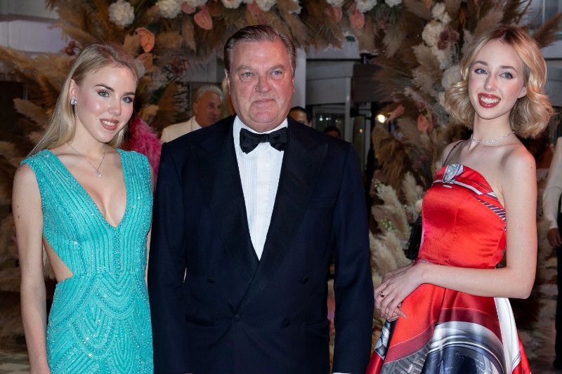 María Chiara y María Carolina  de Borbón-Dos Sicilias con su padre