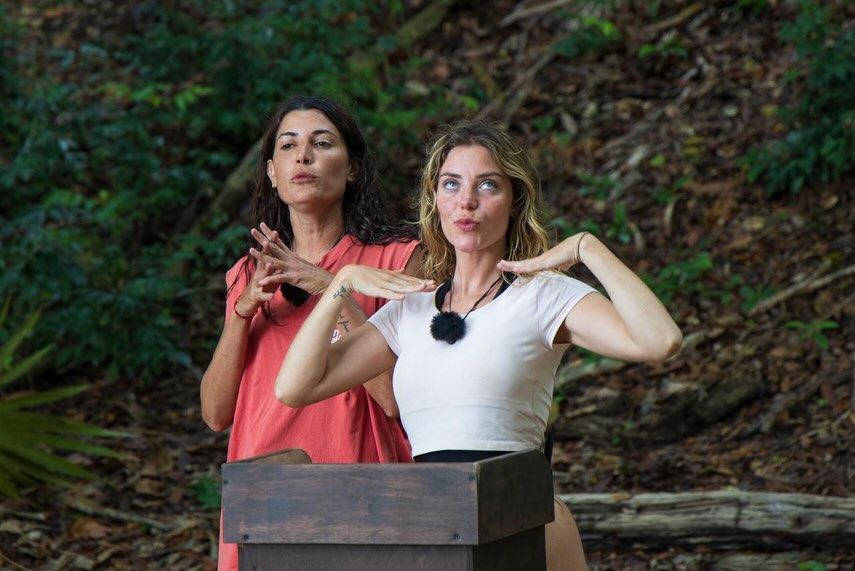 Claudia y Alba en plena pelea