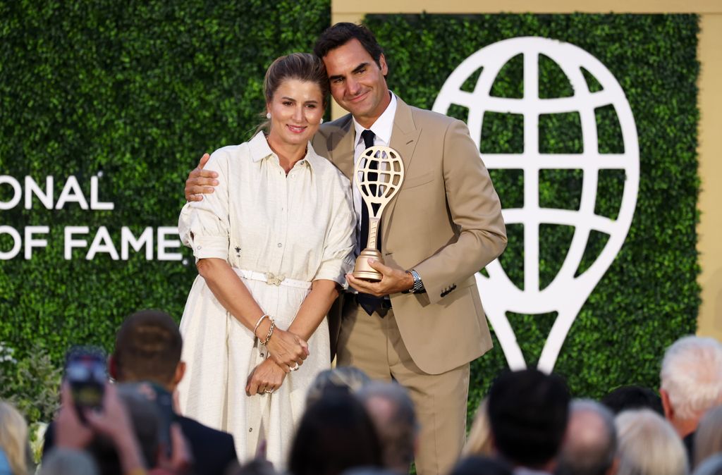 La pareja posa para una fotografía durante la ceremonia en el Salón de la Fama Internacional del Tenis