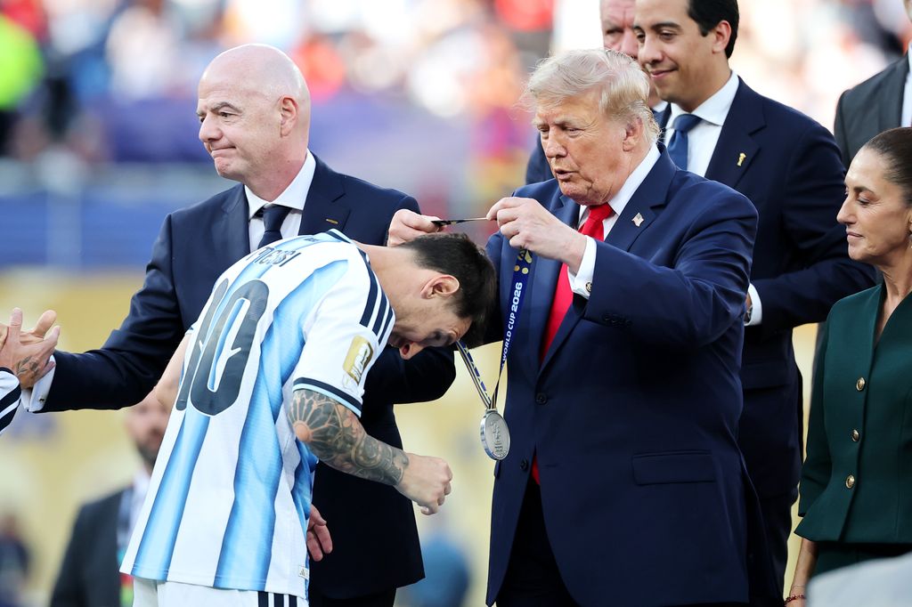Lionel Messi #10 de Argentina recibe su medalla de segundo lugar por parte del presidente Donald Trump. Al lado del mandatario, esta la presidenta de México, Claudia Sheinbaum.