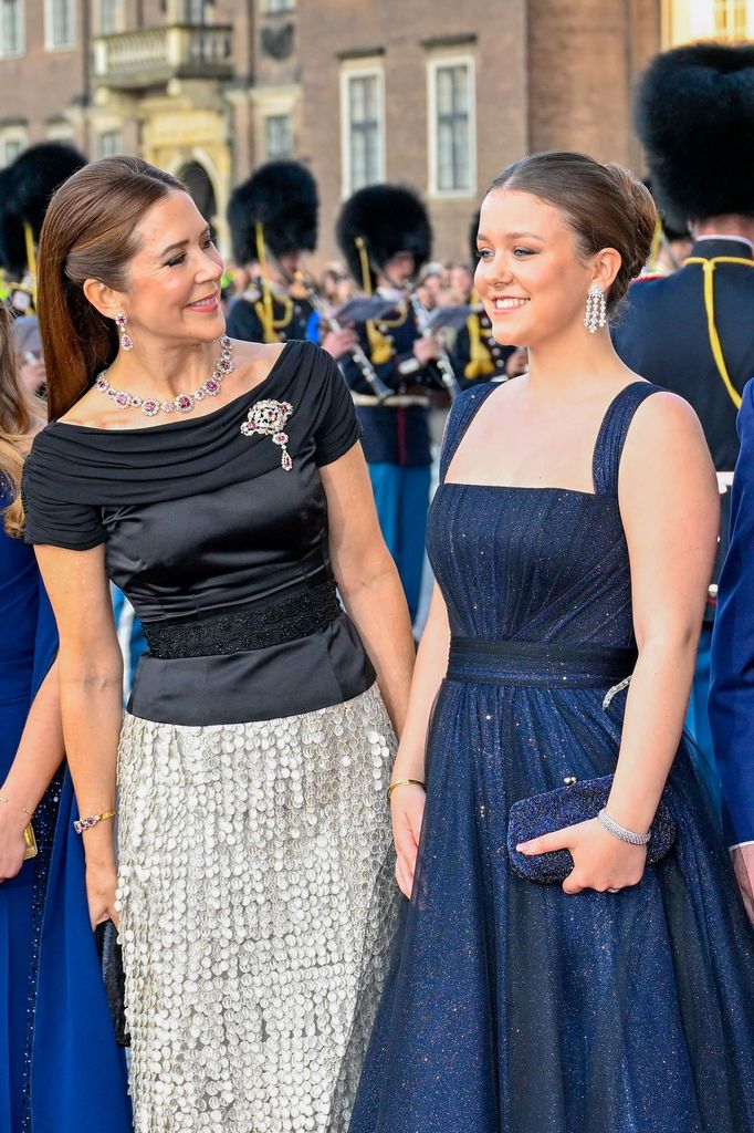Isabella de Dinamarca celebra sus 18 años rodeada de toda la familia en una multitudinaria gala en el Teatro Real