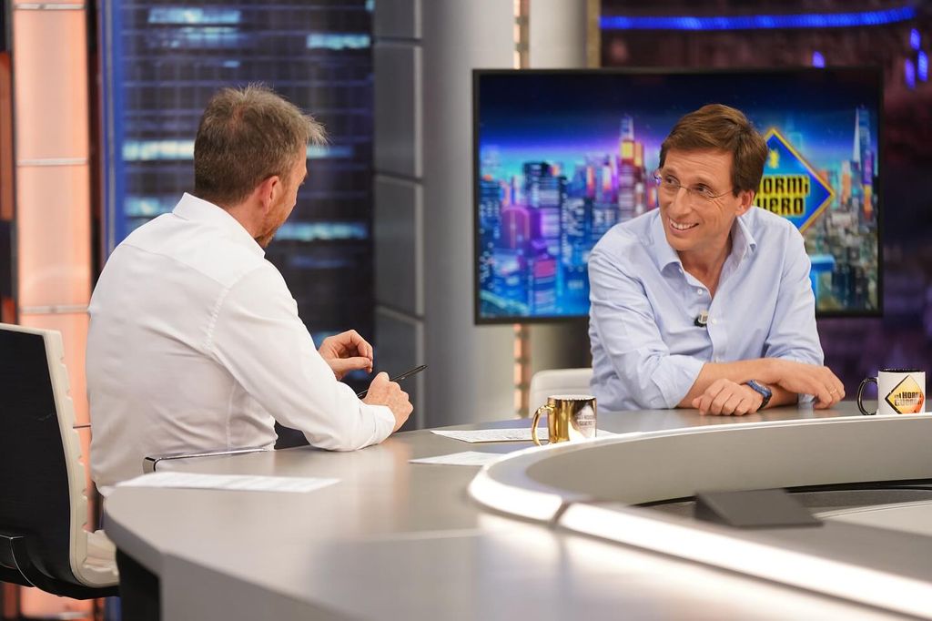 Plano medio de José Luis Martínez-Almeida en El Hormiguero con Pablo Motos