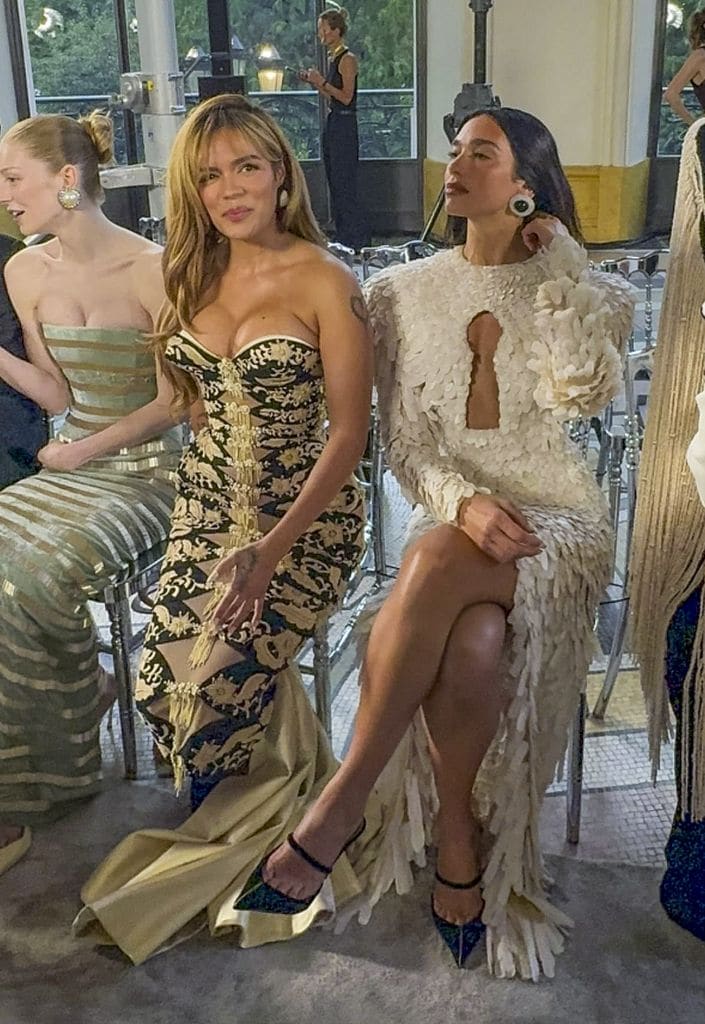 Dua Lipa y Karol G comparten la primera fila del desfile de Schiaparelli Haute Couture Otoño/Invierno 2025/2026 durante la Semana de la Moda de París.